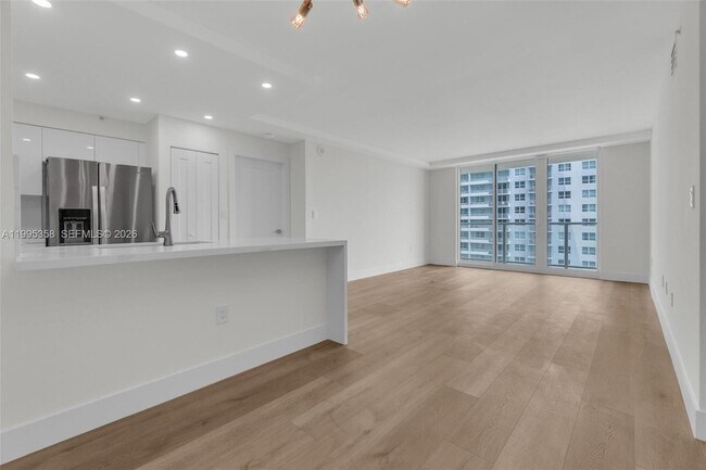 Building Photo - 1155 Brickell Bay Dr