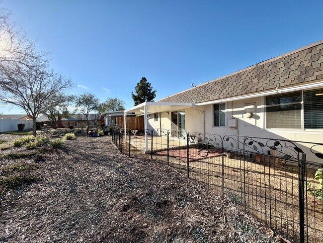 Building Photo - 55+ community-Move-in Ready 2 Bedroom 2 Bath Sun City Home!