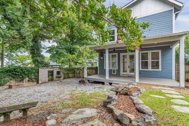 Building Photo - 1137B Kirkland Ave