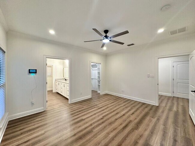 Building Photo - Stunning 3/2/2 on the Outskirts of Lindale!