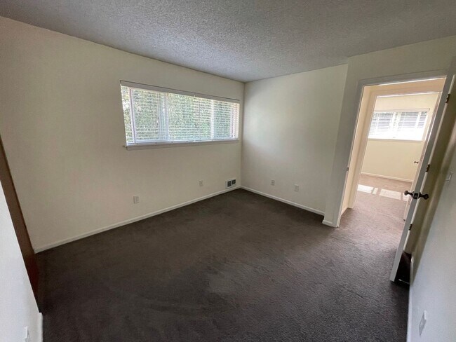 Building Photo - Application Pending - 2 Bedroom Condo for Rent - Hood River