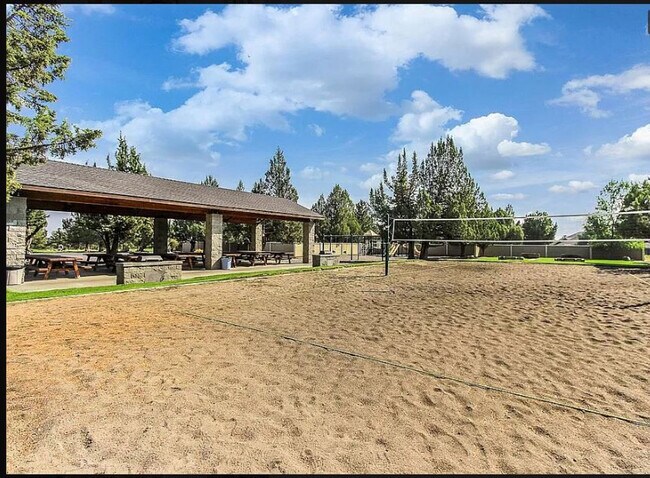 Building Photo - 1084 Golden Pheasant Dr