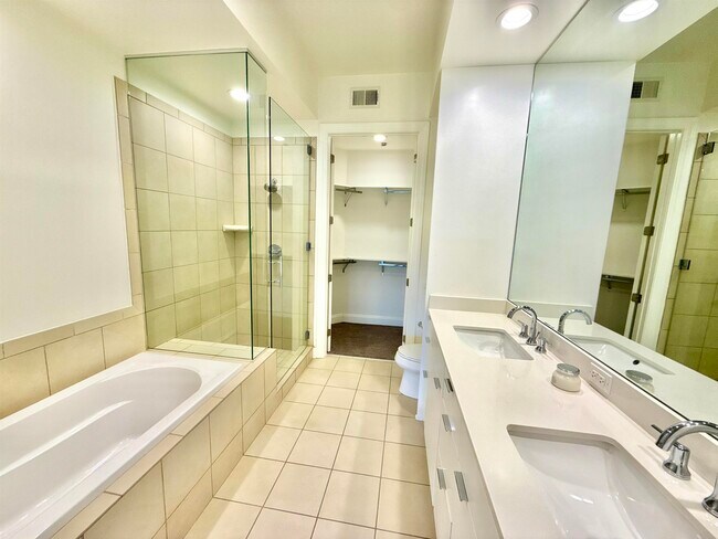 Building Photo - 717 Riverside Dr