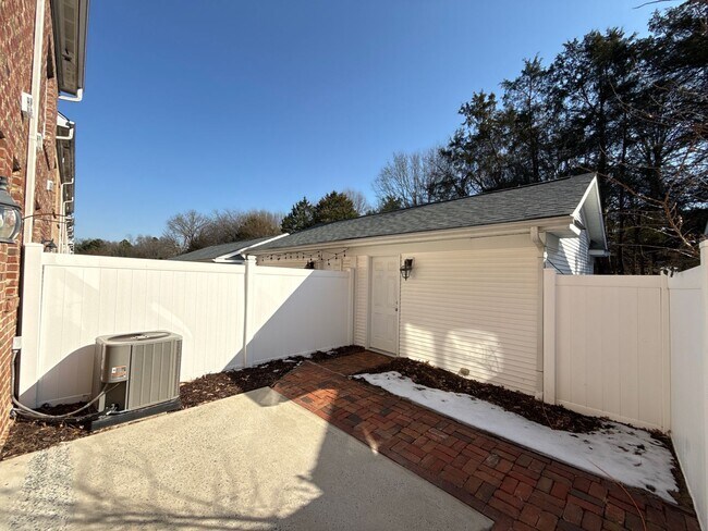 Building Photo - 8636 Beaver Creek Dr