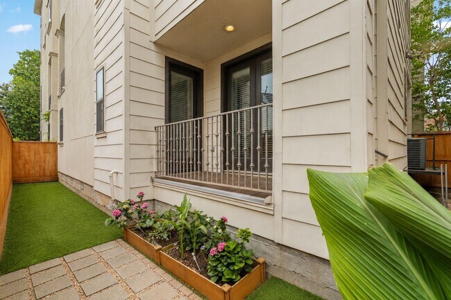 Building Photo - 5646 Larkin St
