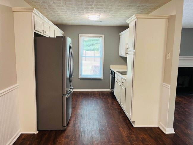 Building Photo - Wow! Renovated 3 bedroom 2 bath home in Ca...