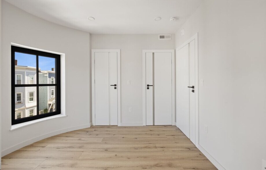 Building Photo - 17 Willow St