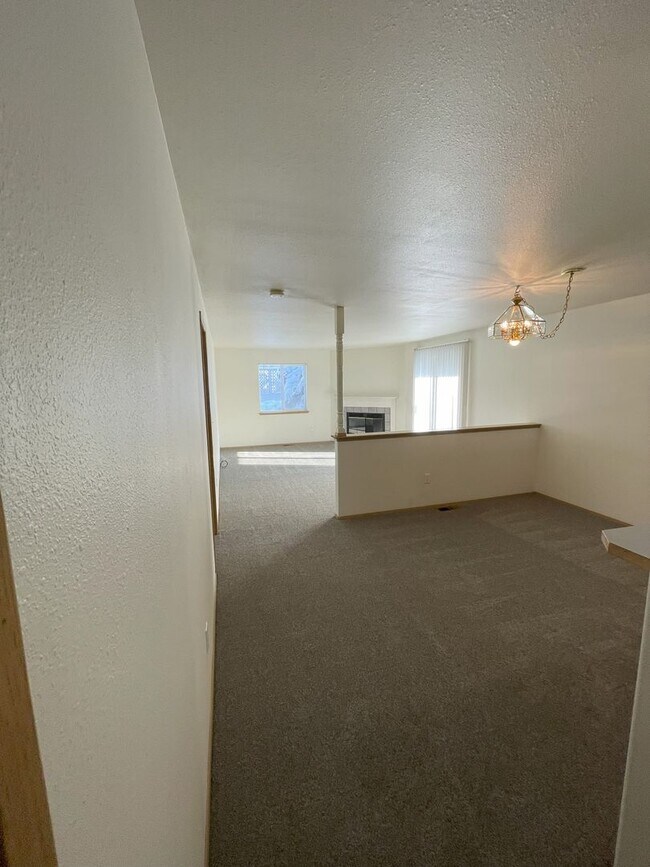Building Photo - 5548 - 5550