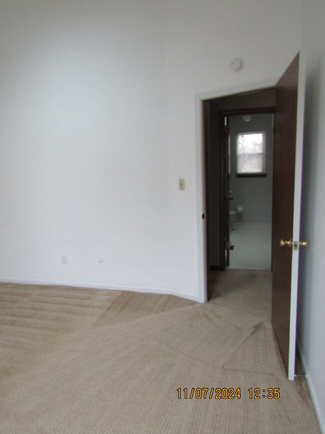 Building Photo - 2 BED / 1.5 BATH CONDO