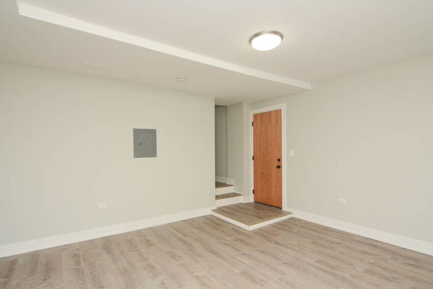 Building Photo - 436 W Belden Ave