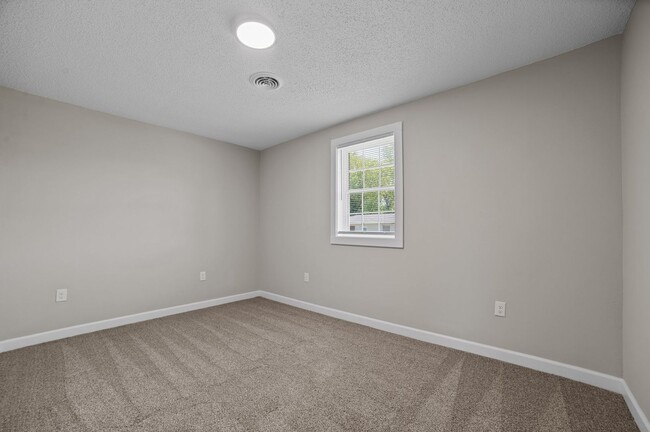 Building Photo - Riverview - Building 10 (31-34)