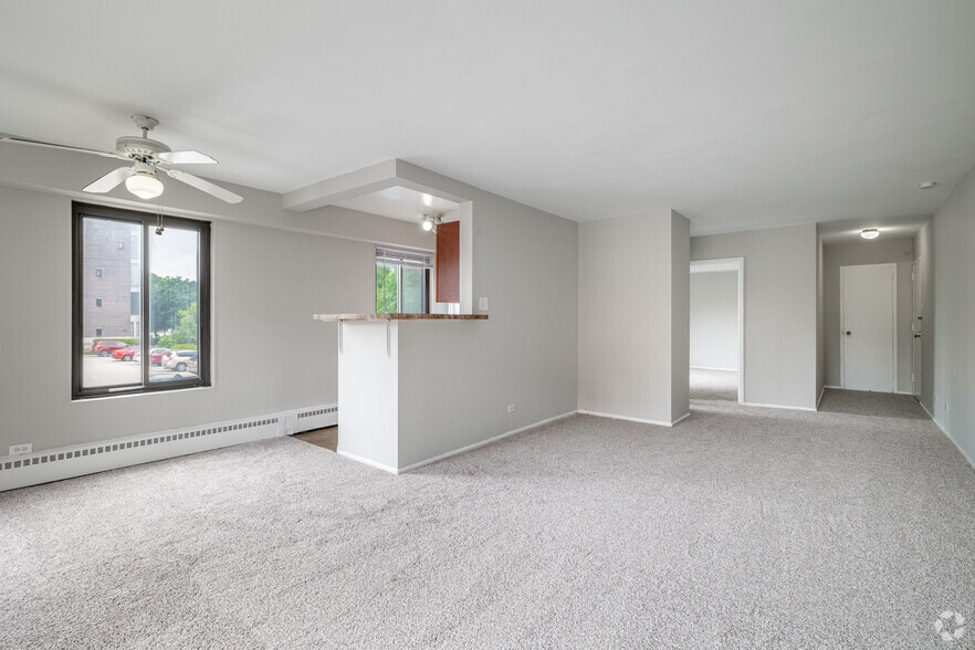 1BR, 1BA - 550SF - Living Room - Main Station Apartments