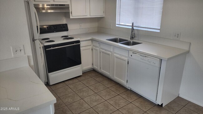 Building Photo - 906 N Revere