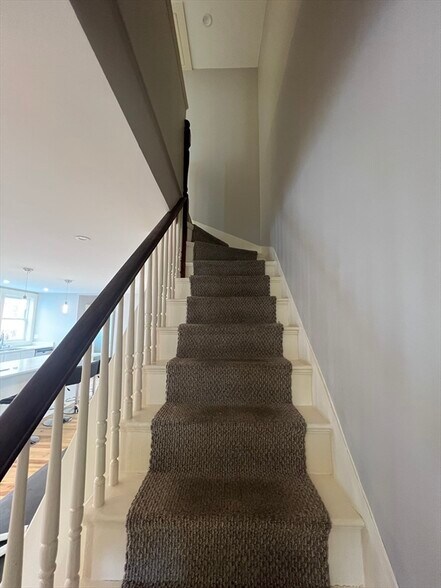 Building Photo - 39 Snow St