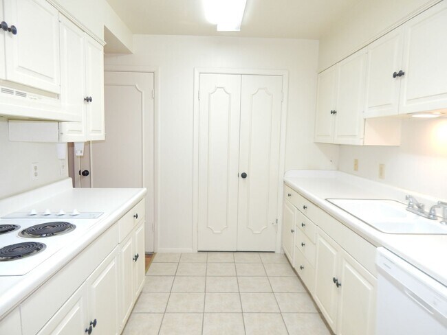 Building Photo - Spacious 3 Bedroom, 2 Bath Duplex in Tyler!