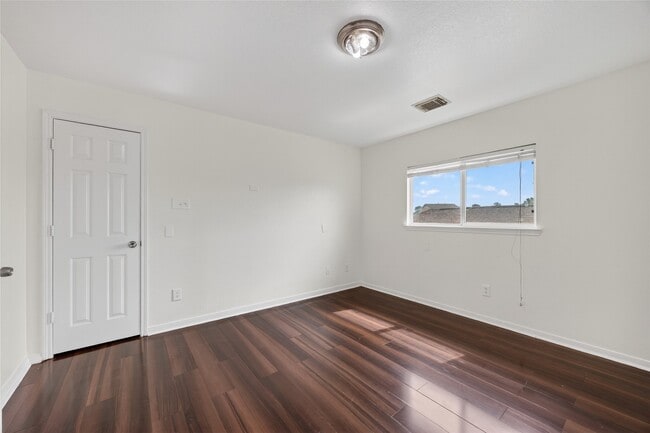 Building Photo - 20747 Settlers Lake Cir N