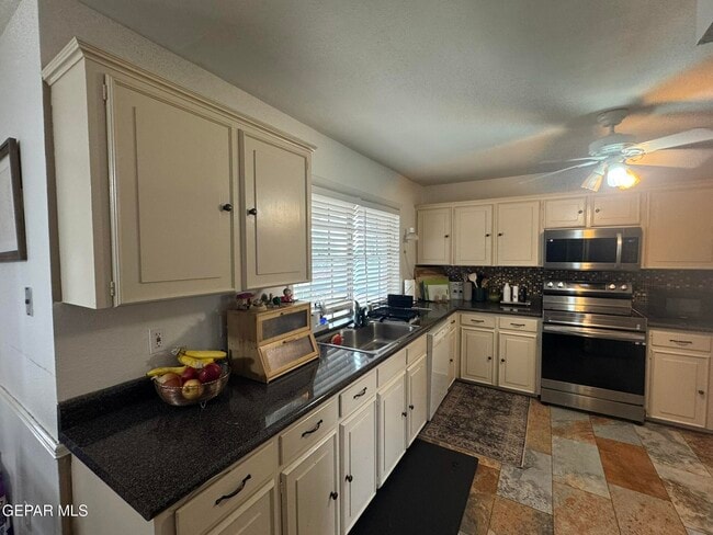 Building Photo - 6417 Pino Real Dr