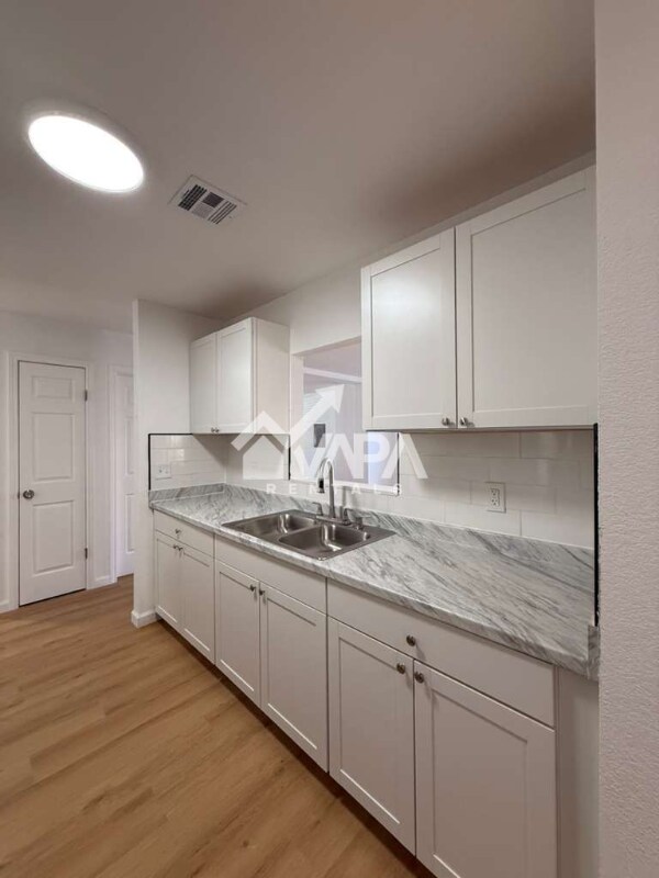 Building Photo - 1074 Honey Tree St