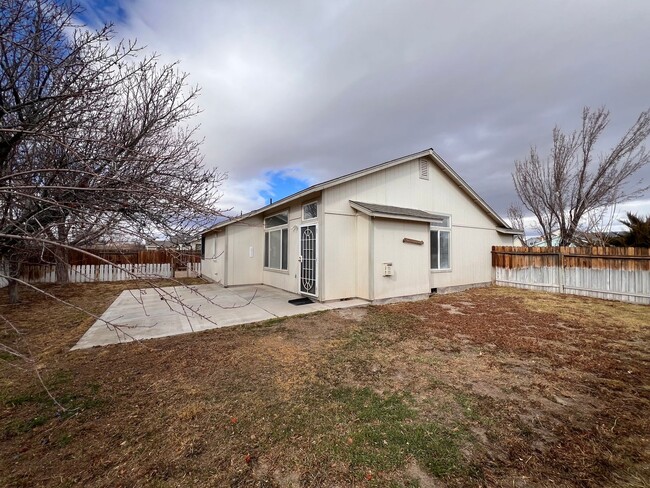 Building Photo - House For Rent in Fernley