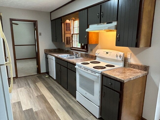 Building Photo - 504 Stoney Brook Dr SW