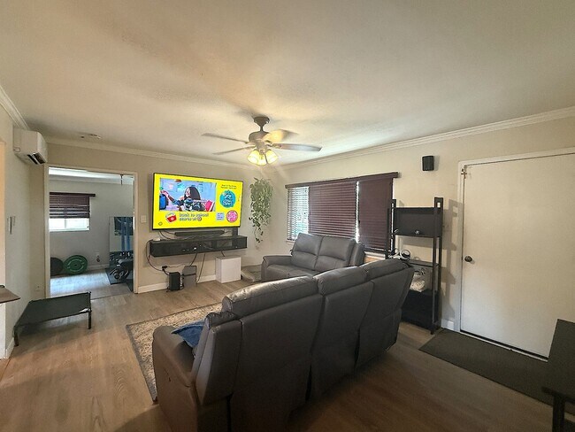 Building Photo - 3 Bedroom 2 Bathroom House Available Septe...