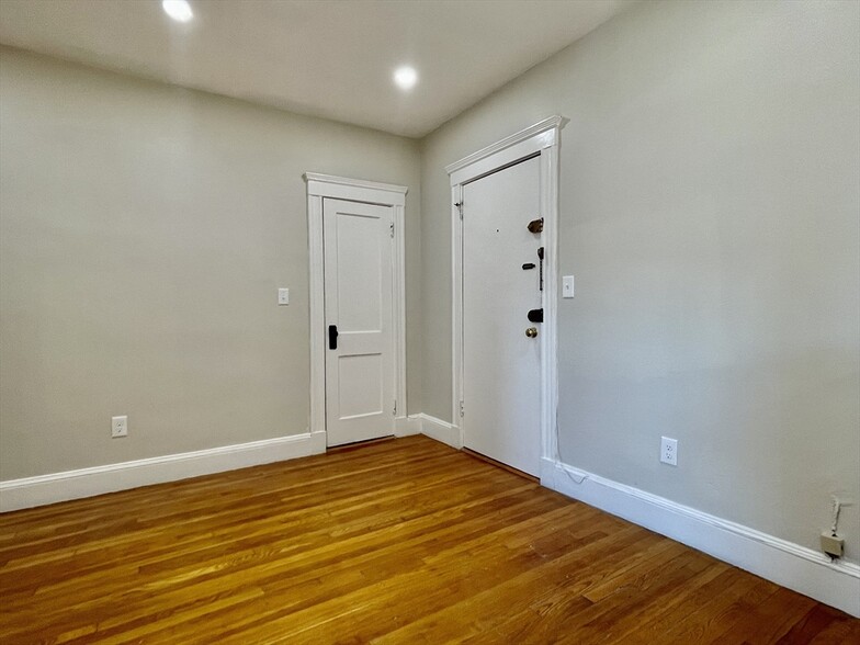 Building Photo - 62 Queensberry St