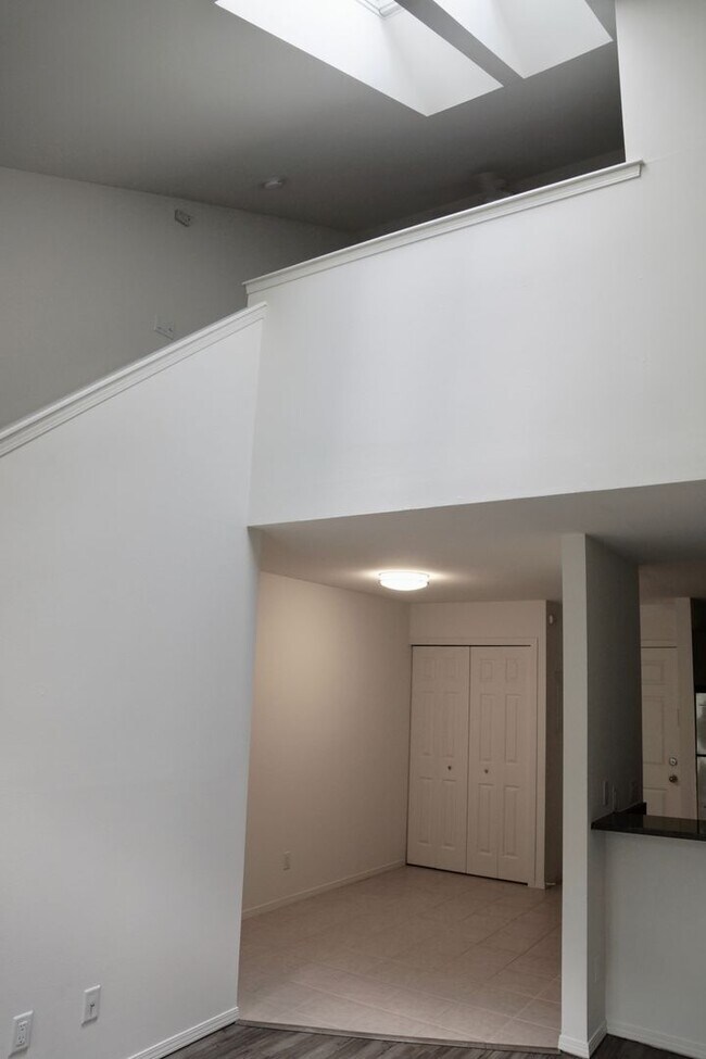Building Photo - Great Arboretum location - lofted units - ...