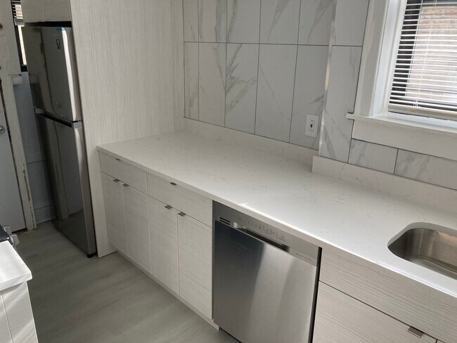 Building Photo - 7325 N Honore St