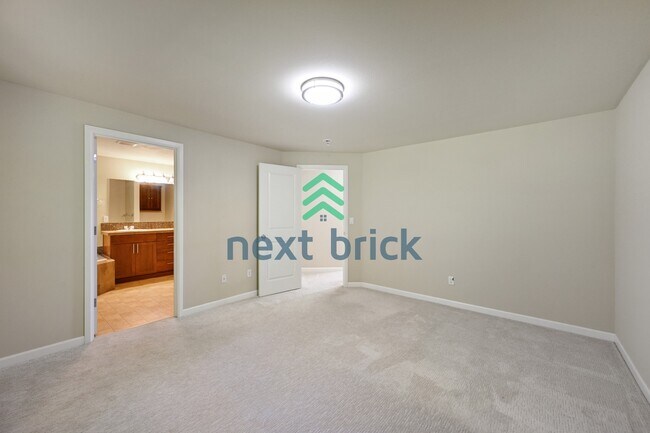 Building Photo - "Spacious 4-Bed Townhouse Retreat: 3.5 Baths & 2400 sq ft of Comfort in Auburn, WA!"
