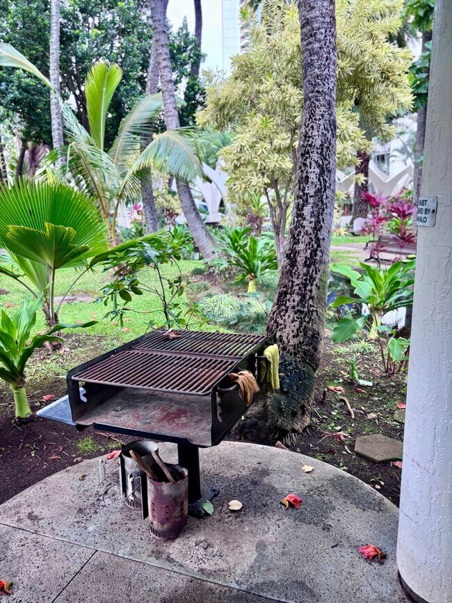 Building Photo - Available now: A studio 1 bath at Liliuokalani Gardens