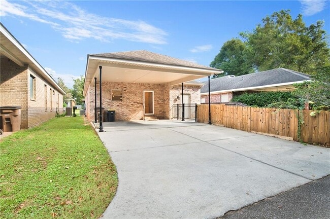 Building Photo - 6035 Magnolia Pl E