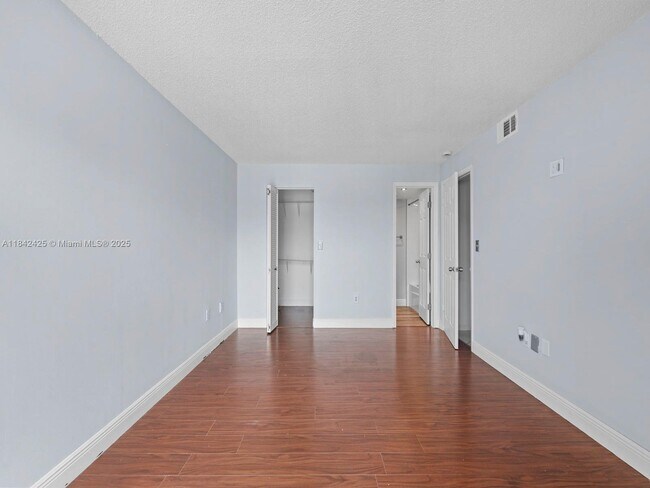 Building Photo - 1820 W 53rd St