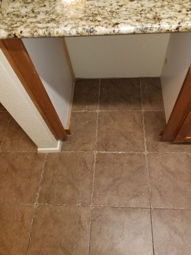 Building Photo - Upgraded West-Flagstaff Condo in the Arbors - 2 Bed, 2 Bath - NO Students & NO Pets! - Avail. NOW!!