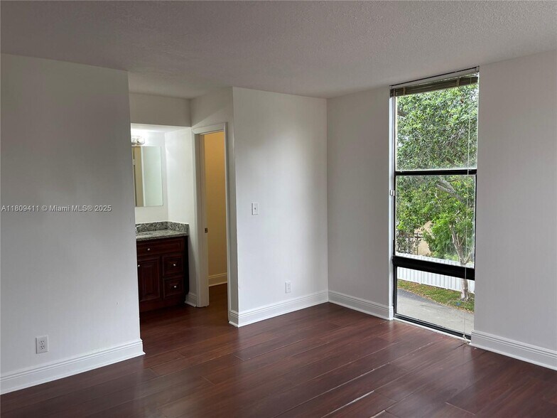 Building Photo - 2961 SW 87th Ave