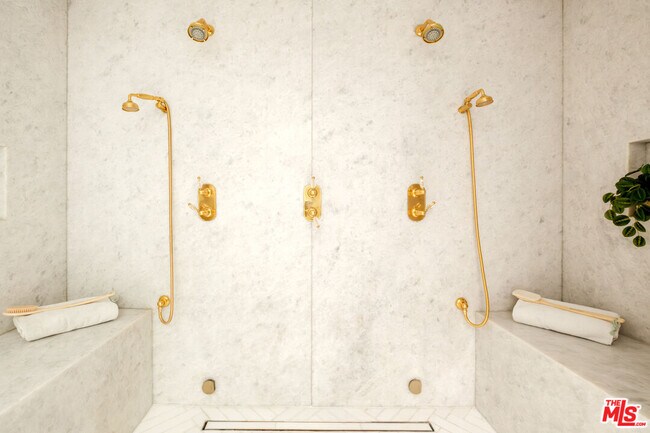 Building Photo - 18875 Pasadero Dr