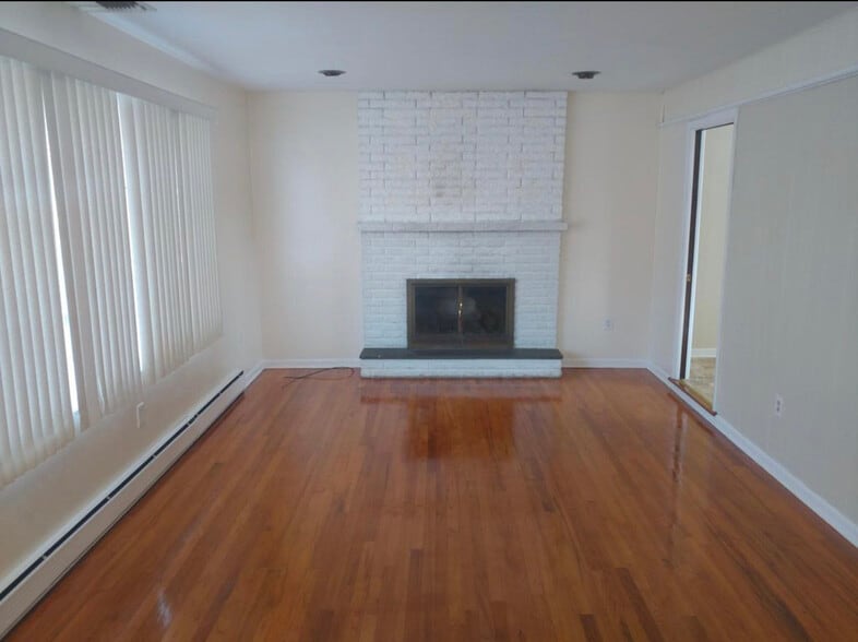 Living Room - 418 Glen Ridge Dr