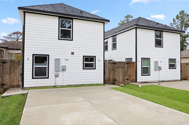 Building Photo - 7804 Crestview Dr