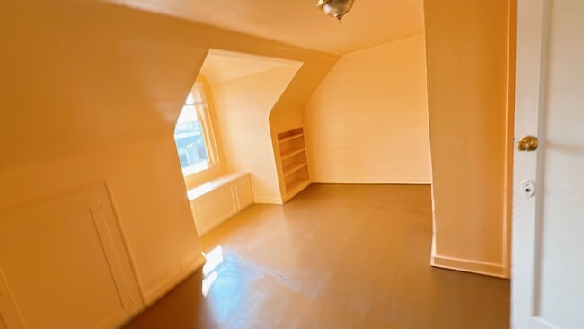 Building Photo - 4 bdrm/1 bath house with garage + large ya...