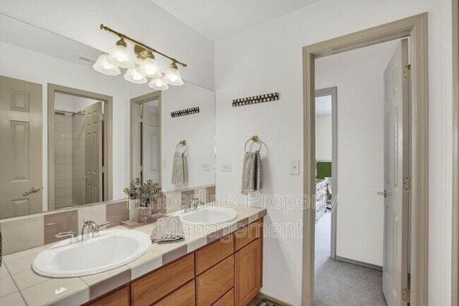 Building Photo - 2030 Silver Creek Dr