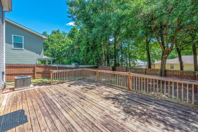 Building Photo - 242 Wainwright Dr