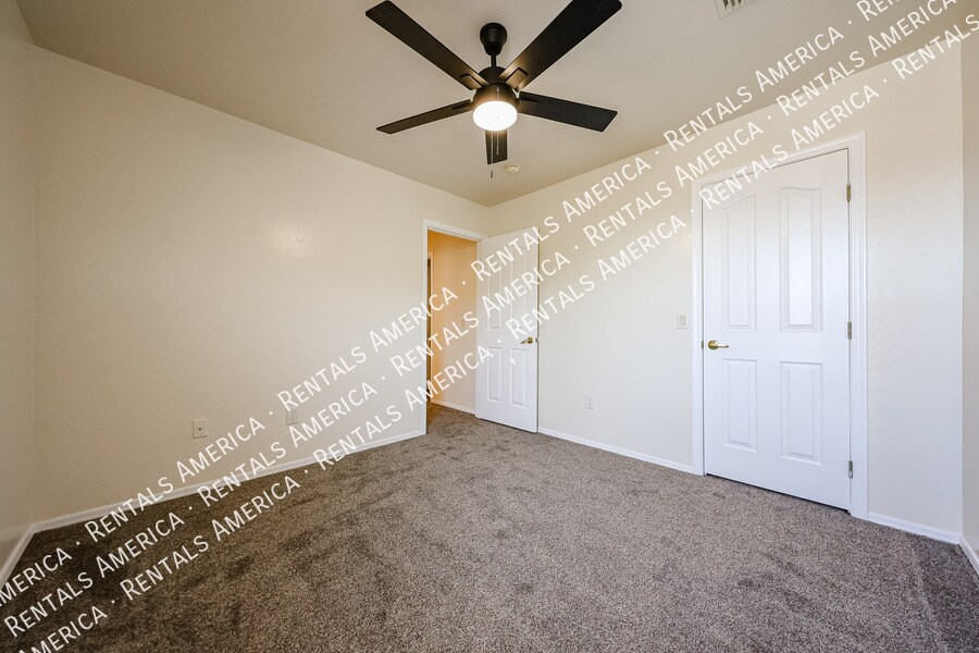 Building Photo - 528 W Mountain Sage Dr