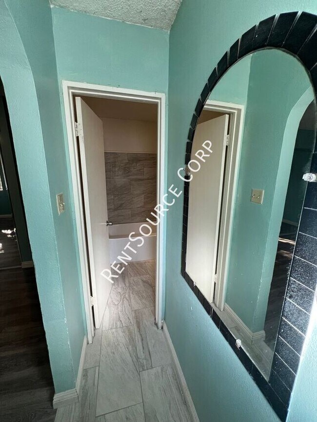 Building Photo - 808 Arville Ave