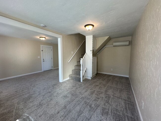 Building Photo - 3 Bedroom 2 Bathroom Home with Yard