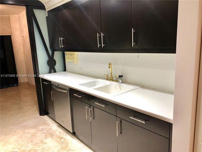 Building Photo - 2800 Island Blvd