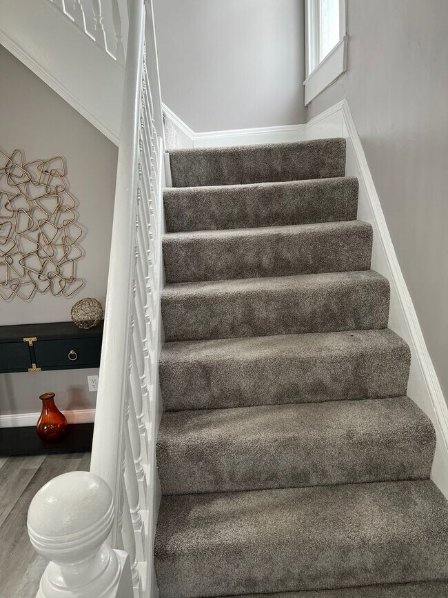 Building Photo - Gorgeous 4 bed, 2.5 bath stunner in Lakewood!