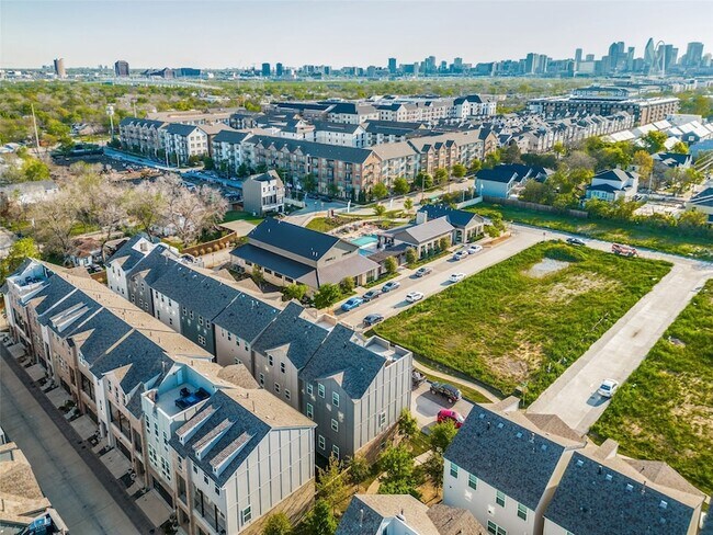 Building Photo - 2609 La Altura Ln