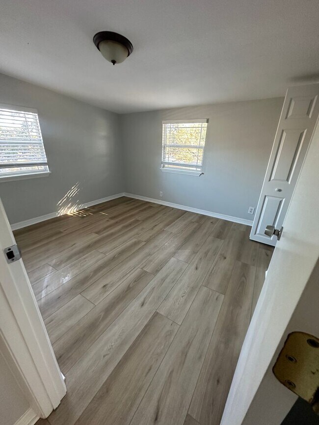 Building Photo - 5 bedroom, 2 bath, detached bonus room w/b...