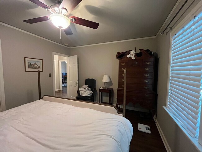 Building Photo - Beautifully renovated Midtown charmer