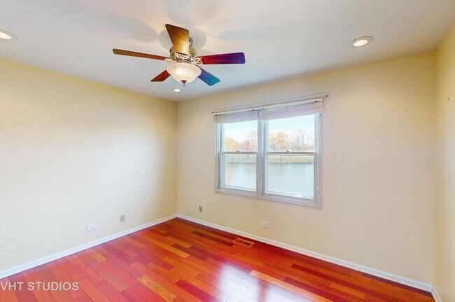 Building Photo - 712 N Victoria Dr