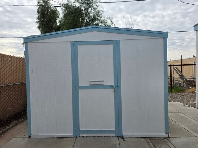Building Photo - Newly refurbished 2 bedroom 1 Bath fully fenced manufactured home in Central Bullhead City.